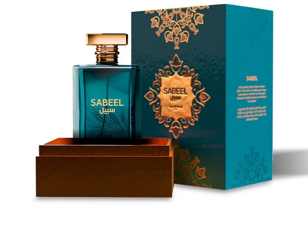 Perfume Sabeel em frasco azul turquesa com tampa dourada ao lado de caixa decorada em azul e dourado.
