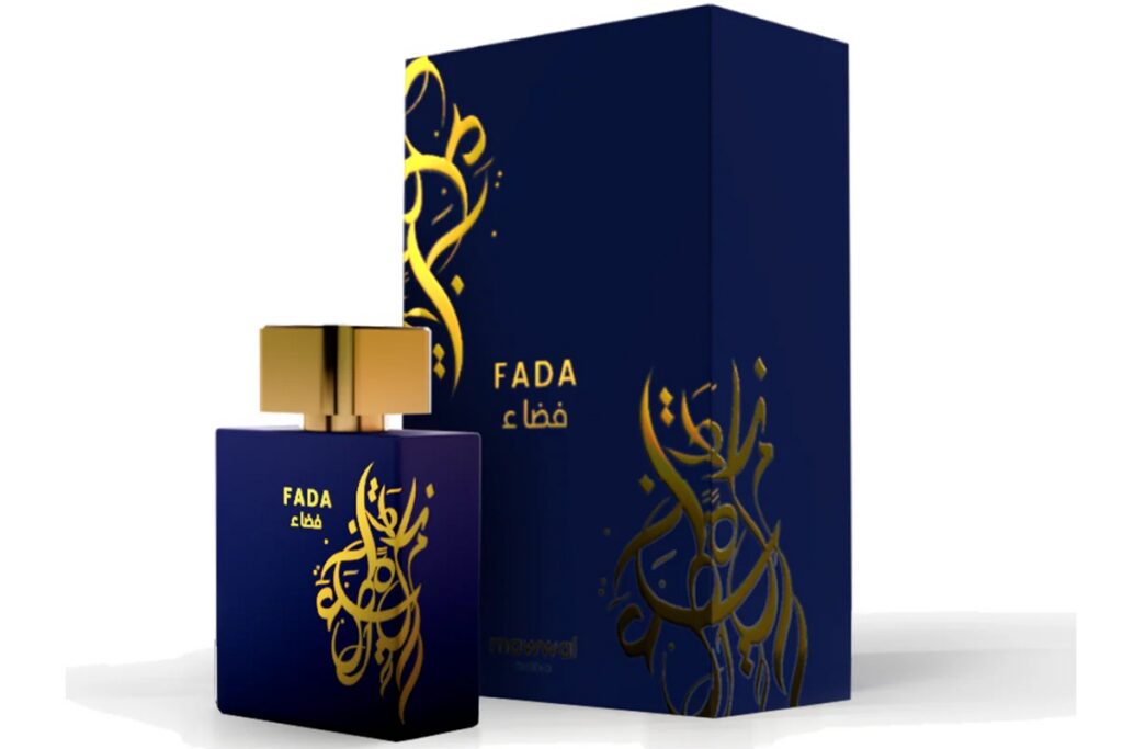 Frasco do perfume Fada da marca Masiwal ao lado da caixa azul marinho com detalhes dourados em caligrafia árabe e tampa dourada sofisticada.
