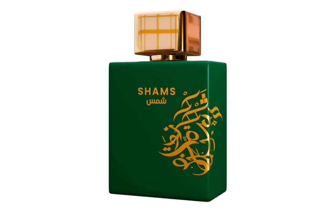 Frasco do perfume Shams em verde escuro com caligrafia árabe dourada e tampa geométrica dourada.