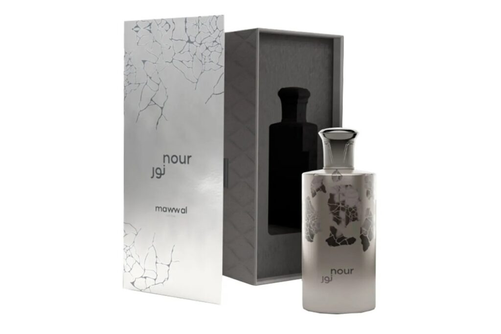 Frasco prateado do perfume Nour Mawwal ao lado de sua caixa metálica aberta, com detalhes abstratos em cinza.