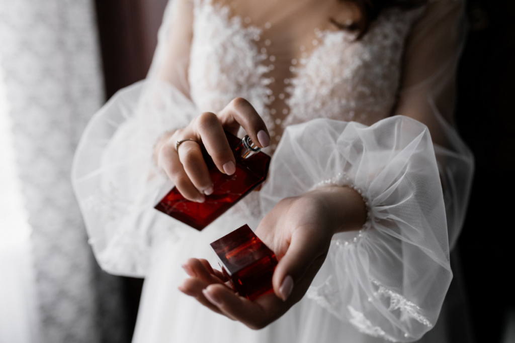 Mulher passando perfume