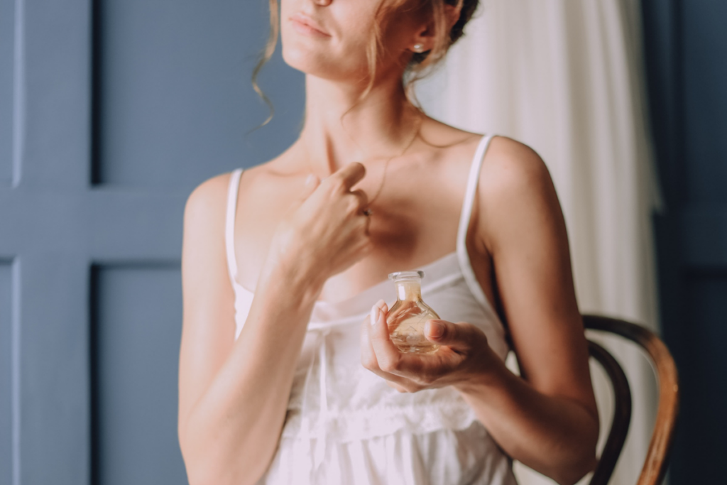 Mulher passando perfume