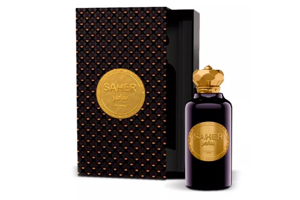 Frasco do perfume Saher roxo com tampa dourada ao lado de uma caixa preta texturizada com detalhes dourados e logotipo em relevo.