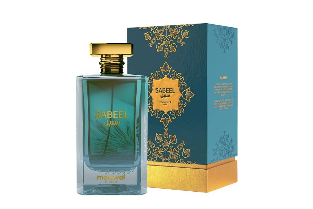 Frasco azul do perfume Sabeel Mawwal com tampa dourada ao lado de uma caixa azul decorada com arabescos dourados.