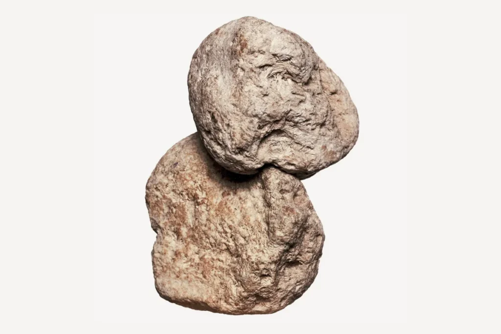 formação irregular de âmbar cinza em tom claro sobre fundo branco