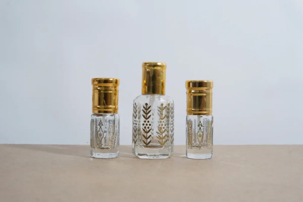 3 vidros de perfume, um do lado do outro