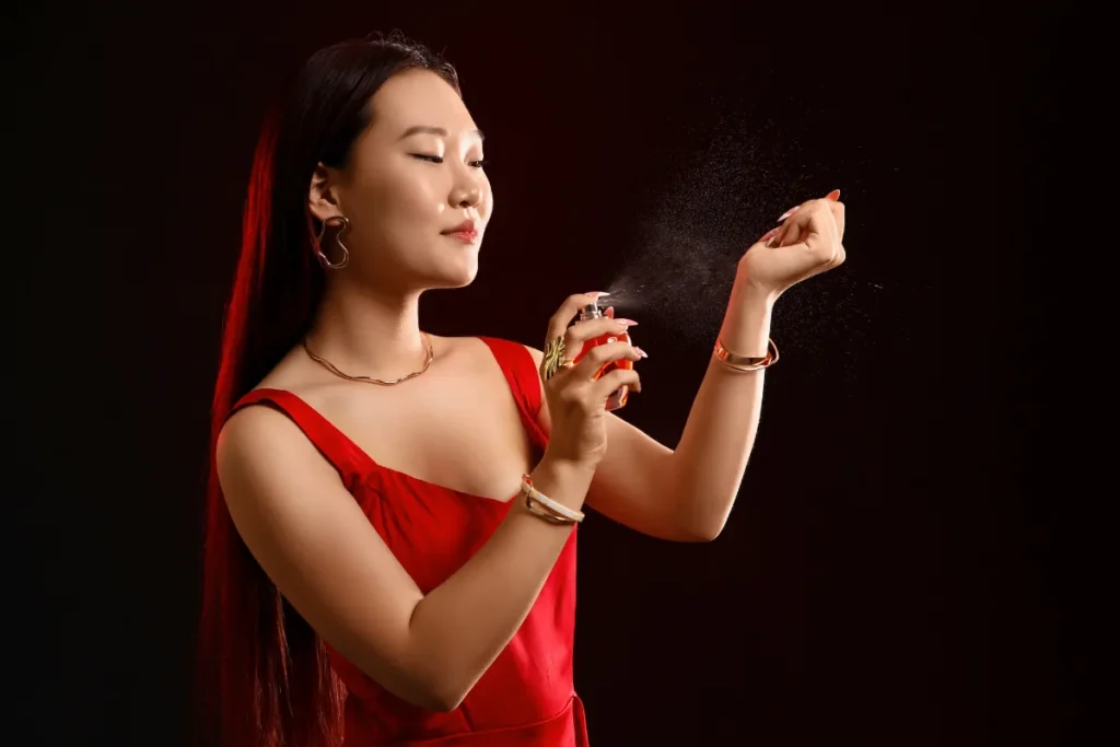 Mulher aplicando perfume no pulso