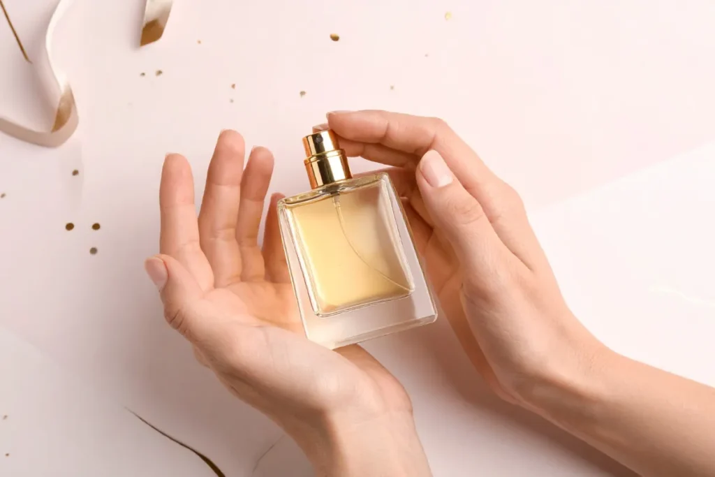 Mão segurando perfume