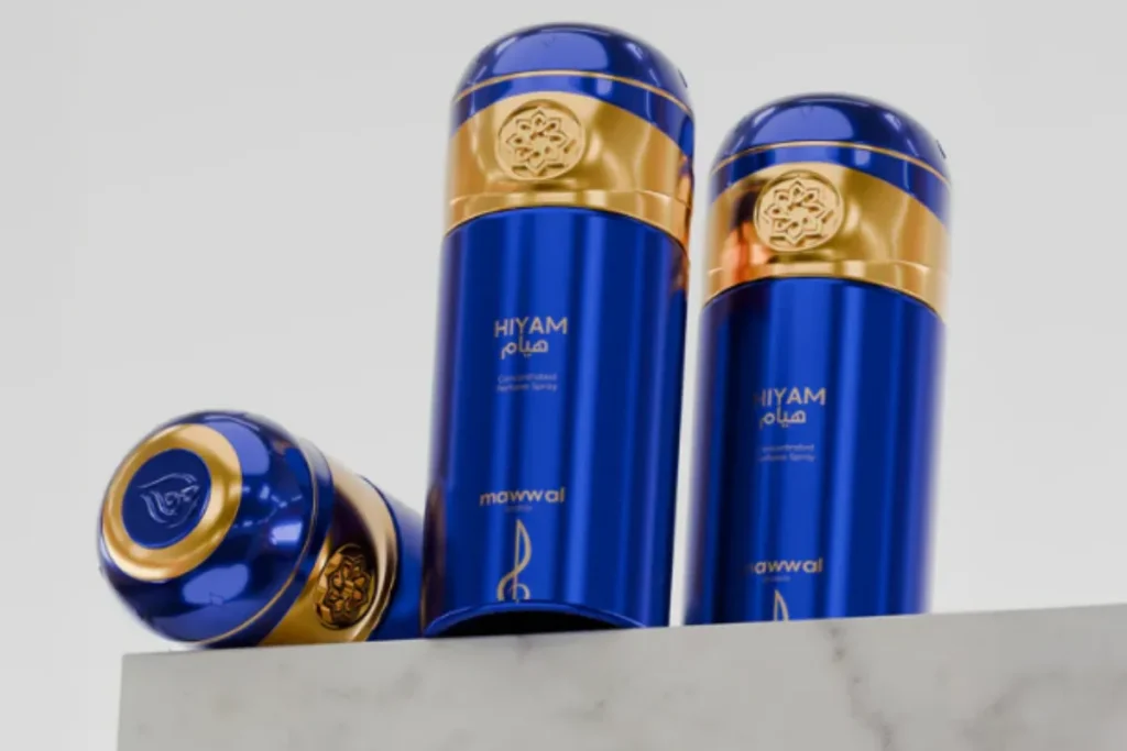 vários frascos azuis e dourados do perfume Hiyam Mawwal posicionados lado a lado