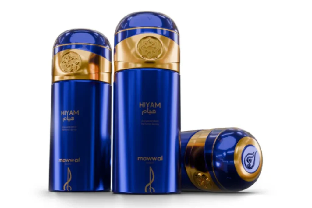 frascos de perfume azul e dourado da linha Hiyam Mawwal posicionados juntos sobre fundo claro