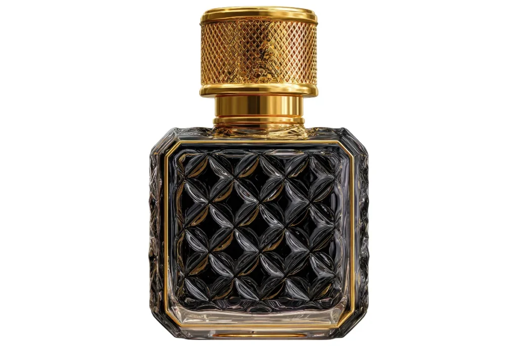Frasco de perfume escuro com textura em relevo e tampa dourada decorativa em fundo neutro.