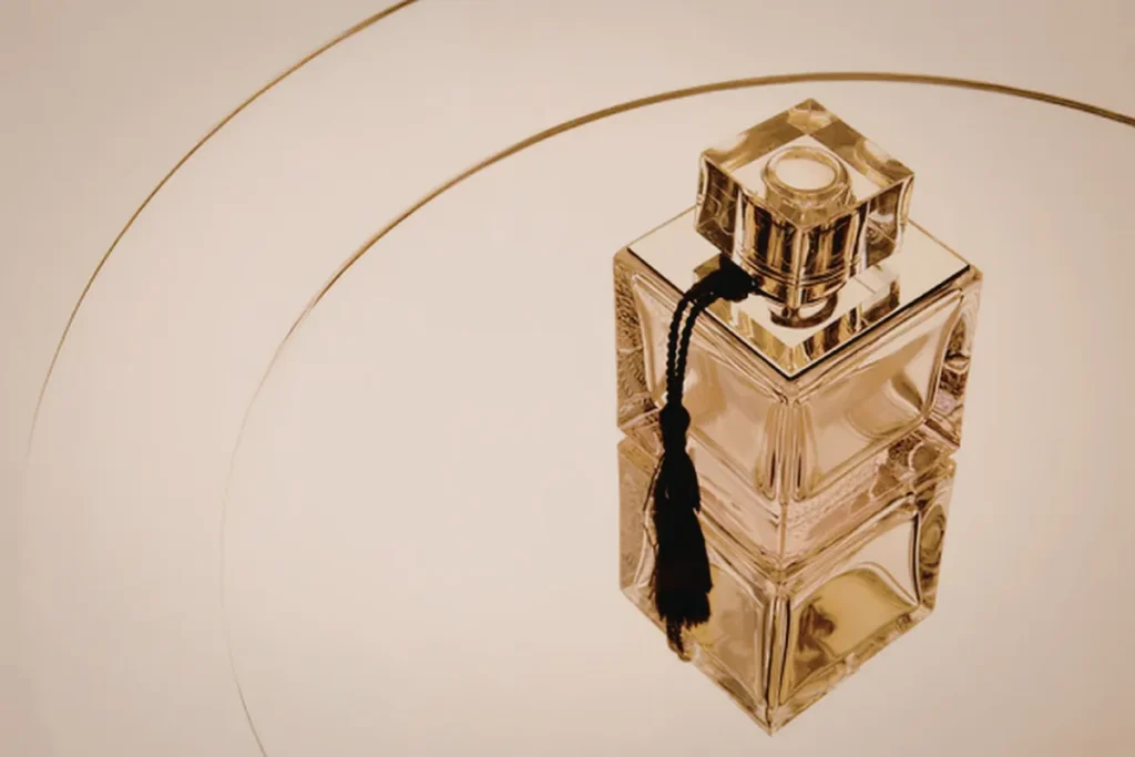 Frasco elegante de perfume feminino com design sofisticado sobre superfície clara.